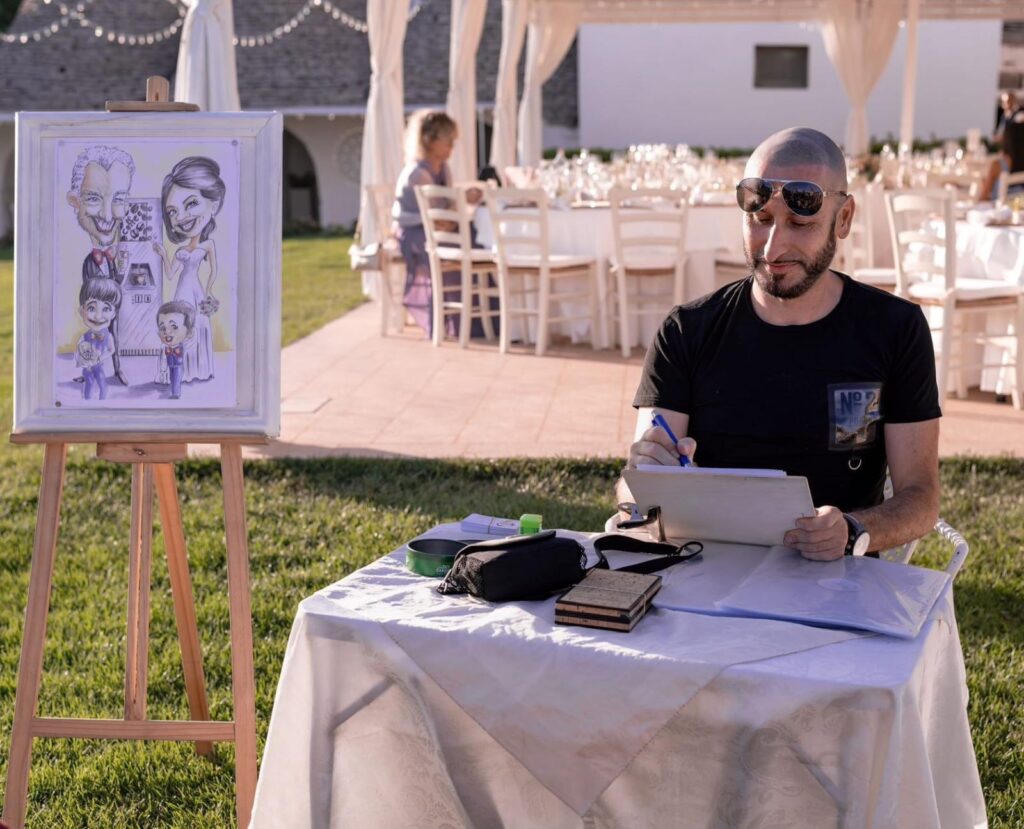 Caricaturista e ritrattista professionista in Puglia per matrimoni, compleanni ed eventi privati. Realizzo caricature dal vivo a colori o in bianco e nero su cartoncino di alta qualità 35×25 cm in soli 5–6 minuti a persona. Servizio di animazione elegante e divertente disponibile a Lecce, Brindisi, Taranto e in tutta la Puglia. Ogni ospite porta a casa un ricordo unico e personalizzato. Consulenze su misura per tema e tipologia di cerimonia.