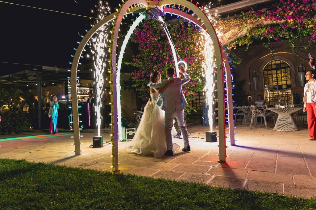 Il VideoBooth 360 di Lellabretella.it è il nuovo standard dell’intrattenimento per eventi in Puglia. Una piattaforma rotante a 360 gradi che realizza video spettacolari della durata di circa 20 secondi, personalizzabili con musica, effetti, slow motion e boomerang. Ideale per matrimoni, compleanni, feste di laurea, eventi aziendali, Family Day e convention. Gli ospiti salgono sulla piattaforma, il braccio ruota e il video è subito pronto per essere scaricato e condiviso su TikTok, Instagram e Facebook. Ogni video può includere logo aziendale, testo personalizzato e overlay musicale. Un’esperienza unica che trasforma ogni evento in un contenuto virale. Scegli il Videobooth 360 in Puglia con Lellabretella.it: innovazione, divertimento e social engagement garantiti.