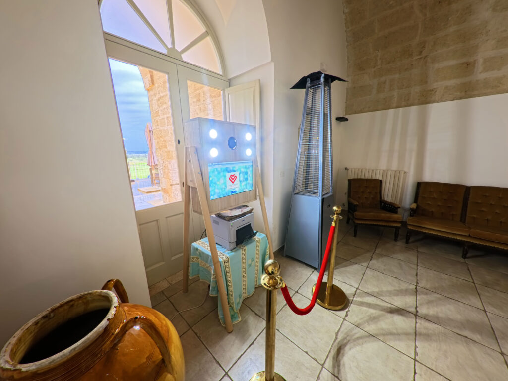 Servizio di noleggio photobooth professionale per eventi privati e aziendali. Offriamo un totem fotografico dal design elegante e personalizzabile, con stampa istantanea ad alta risoluzione, software multilingue italiano e condivisione in tempo reale su mail e social. Attivi in tutto il Salento.