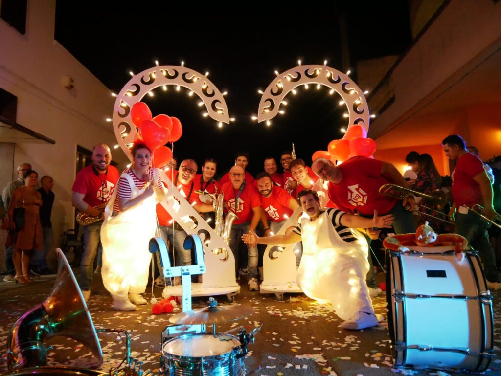 Caricaturista professionista con anni di esperienza in eventi esclusivi in Puglia. Collaborazioni con artisti di strada, spettacoli luminosi, circo itinerante, video 360º e animazione su misura.
