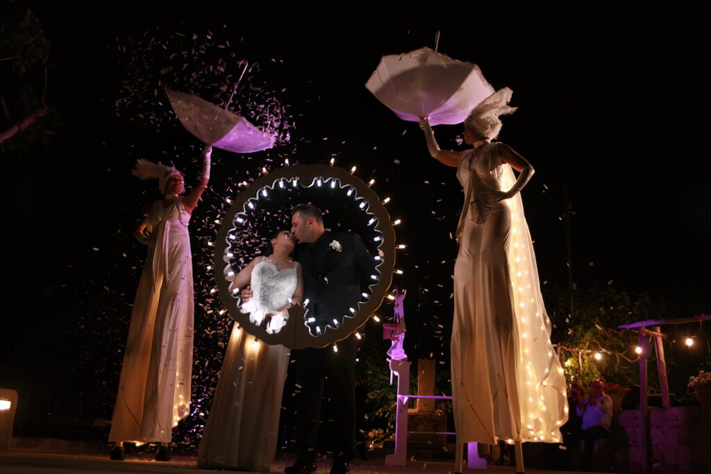 Farfalle luminose danzanti su trampoli per eventi di prestigio. Performance luminosa per matrimoni, cene di gala e brand. Light Signals