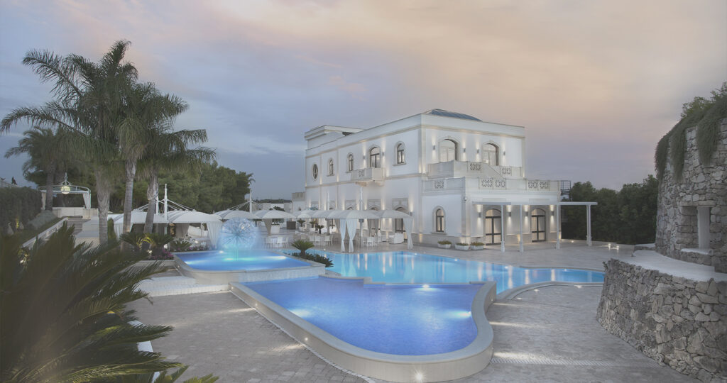Villa dei Fiori Events è un'esclusiva sala ricevimenti total white a Gallipoli, gestita dal Gruppo Pastore. Unisce design moderno, tradizione salentina e servizi premium per matrimoni internazionali, riti civili, feste ed eventi aziendali. Fino a 300 ospiti tra sale interne, pineta suggestiva e anfiteatro esterno. Visita su appuntamento.