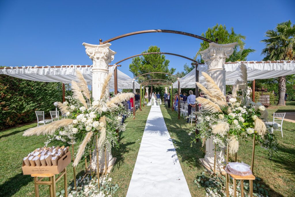 Location esclusiva per matrimoni nel Salento. Villa Marchesi a Novoli (Lecce): parco, piscina, Sala Cristal. Aggiungi il caricaturista Carmelo de Carlo.