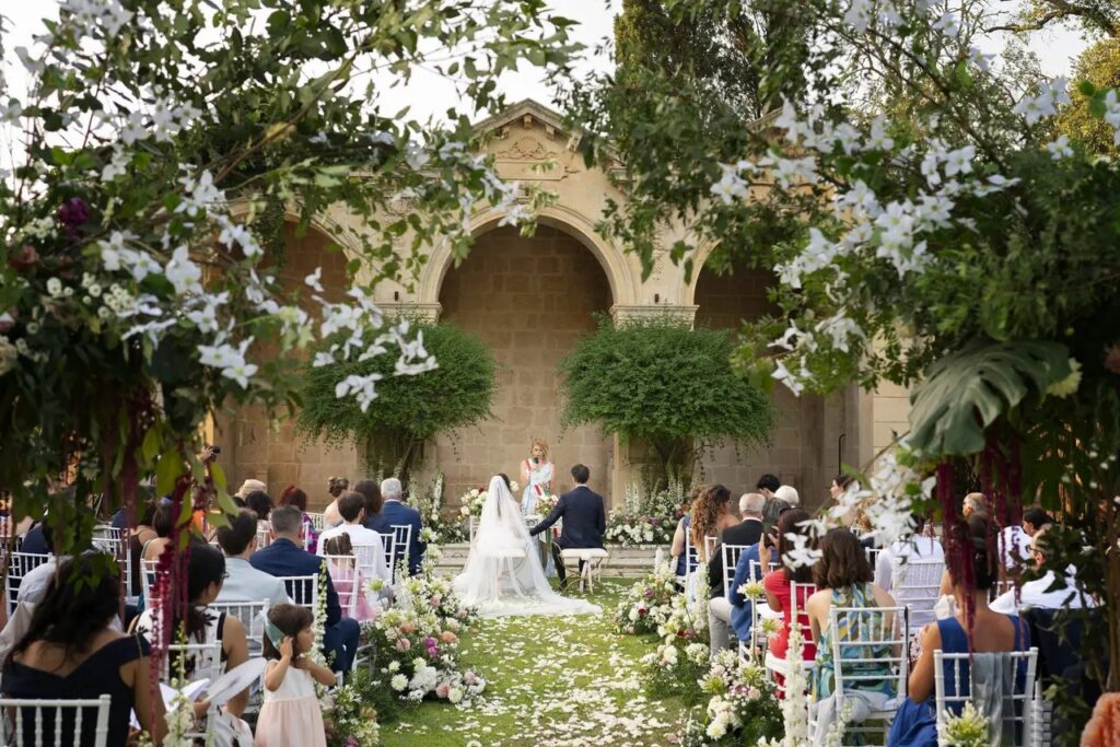 Villa Zaira è una storica dimora nobiliare del XVIII secolo situata a Maglie, nel cuore del Salento. Circondata da un parco privato in stile inglese con boschi, pinete e agrumeti, la struttura offre sale storiche e un antico frantoio del Settecento con piscina coperta. Capienza fino a 600 persone sedute. Ideale per matrimoni eleganti, ricevimenti di classe, eventi aziendali e cerimonie private. Una delle location più esclusive della Puglia.